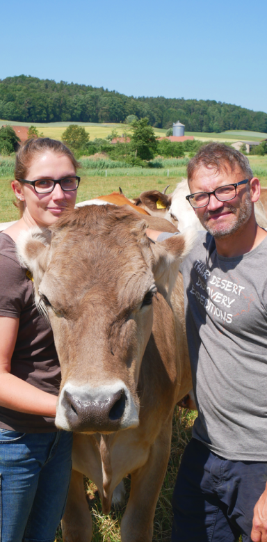 Johanna und Bernd mit der Kuh Maria